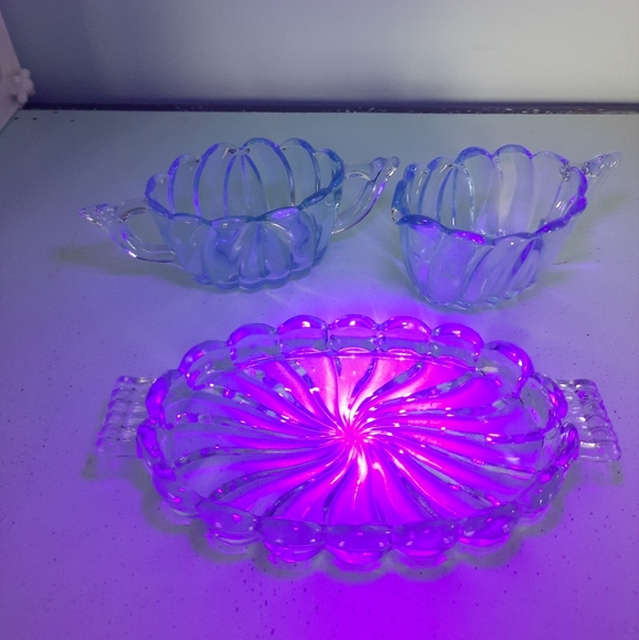 Vintage Light Blue Glass Sugar & Creamer Set w/Under-plate Tray GLOWS - Picture 4 of 14
